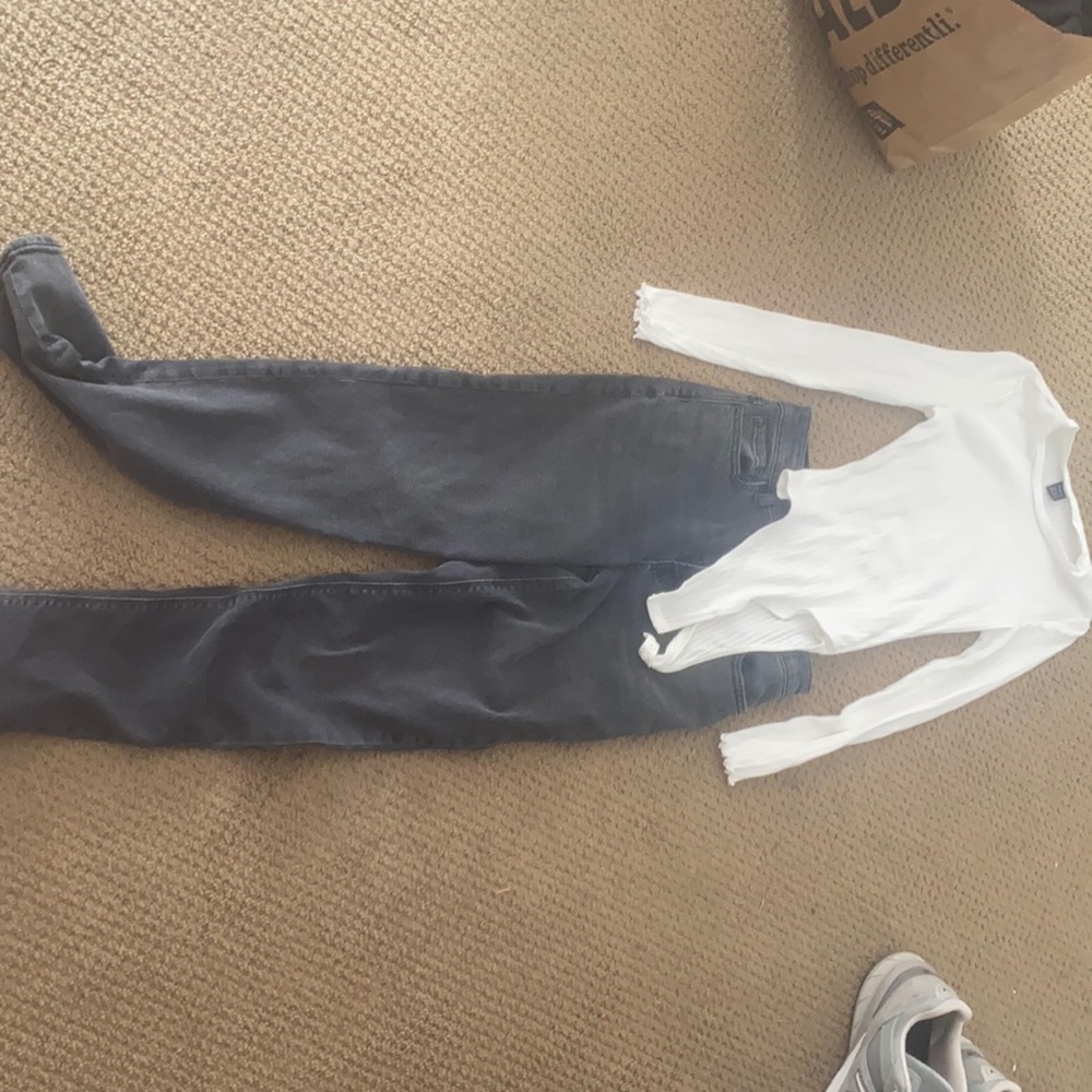 Jumpsuit and black jeans. Jumpsuit: shein.     Black mom  jeans: American Eagle